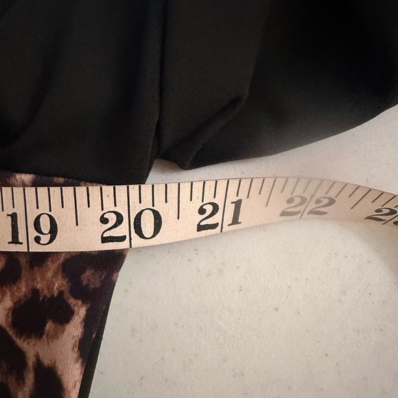 Flattering Women’s Animal Print Top. Size Small - Picture 4 of 5